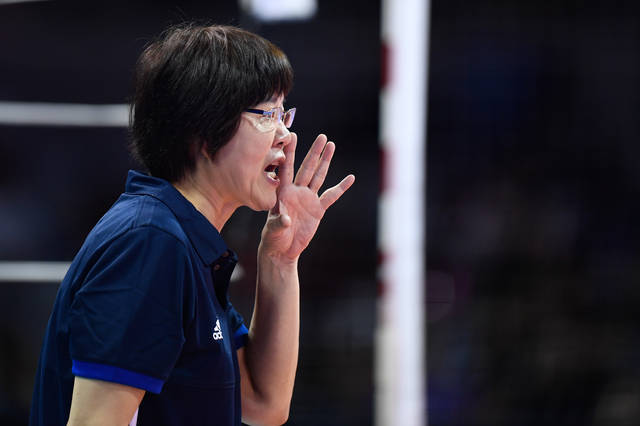 中国女排主教练郎平在场边指挥.新华社记者黄宗治摄