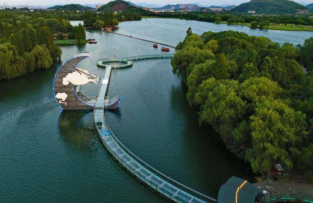 体验鉴湖水上漫步夜鲁镇玻璃栈桥开放