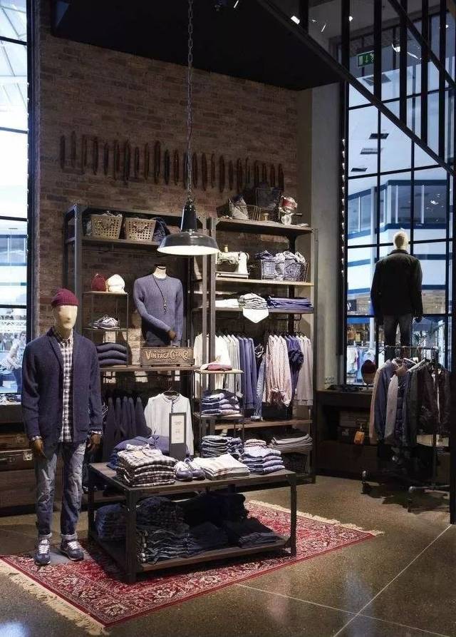 在那个不太重视门店陈列的年代,杰克琼斯的门店陈列可以说是挺有冲击