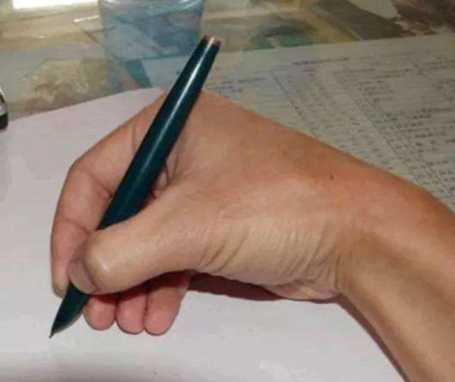 孩子写字时手腕往里勾要怎么干预