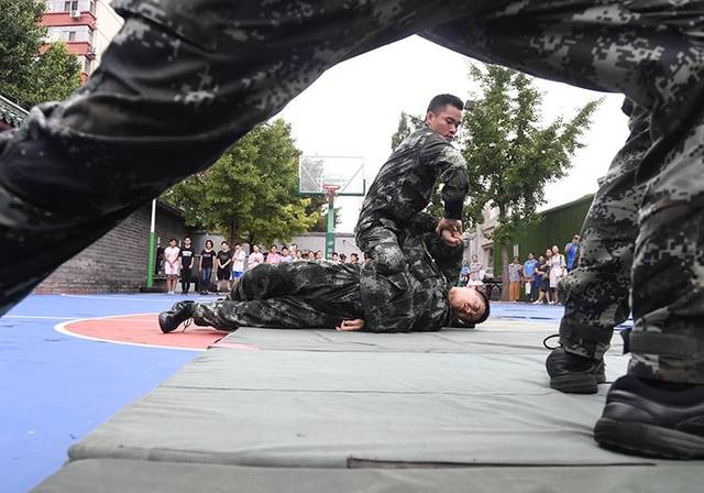 武警戰士表演擒敵術.