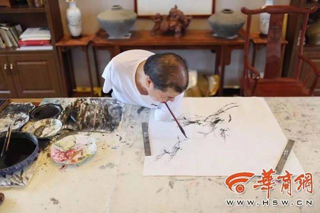 和卖画的收入,他供养了自己三个子女上了大学,也圆了自己的画家梦