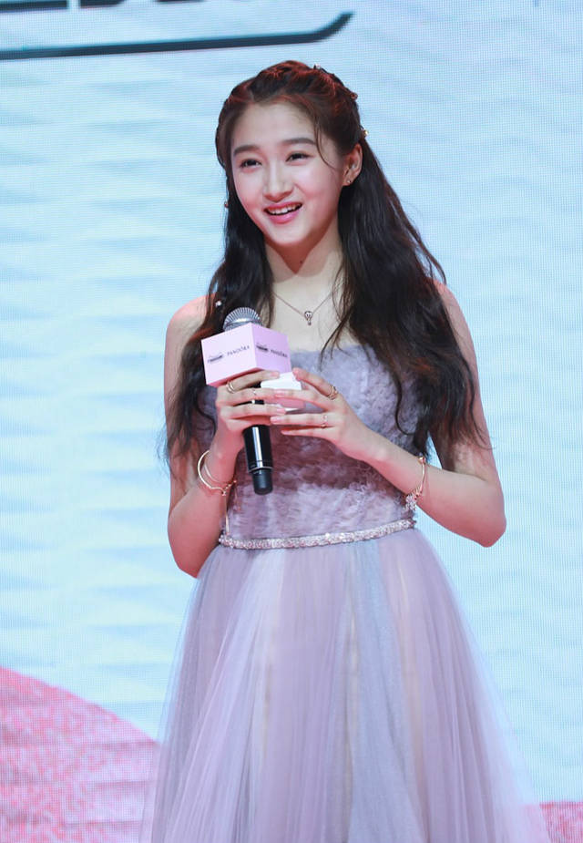 鹿晗女友关晓彤 容光焕发 网友:越来越漂亮了!