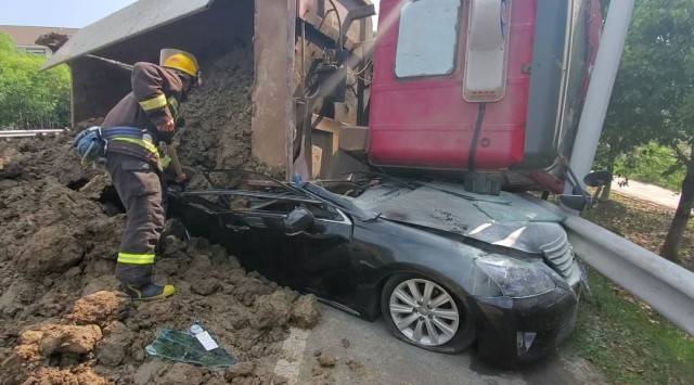 常熟海虞北路上一小轎車大半個車身被土方車