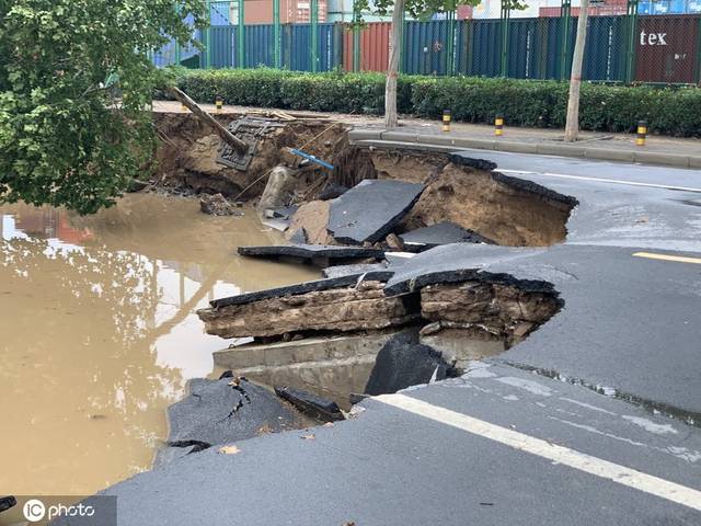 郑州暴雨过后,路面坍塌50米现巨坑,马路变池塘