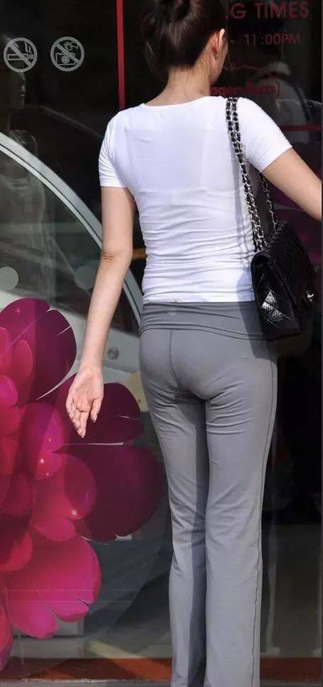 街拍美女:一身休闲穿搭的小姐姐,紧身裤立显修长好身材微微呈现