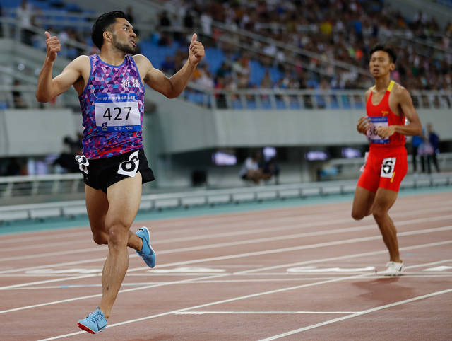 8月3日,新疆选手阿力木江·热合麦提(左)在决赛后庆祝.