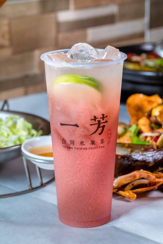 基底茶是香醇的红茶,加上柠檬片的点缀,与微甜的荔枝交融,产生的口感