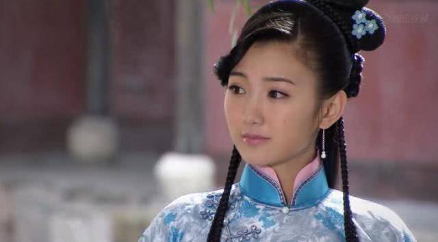 她是甄嬛传中最惊艳的妃子之一,如今颜值直线下滑,眼睛大的吓人!