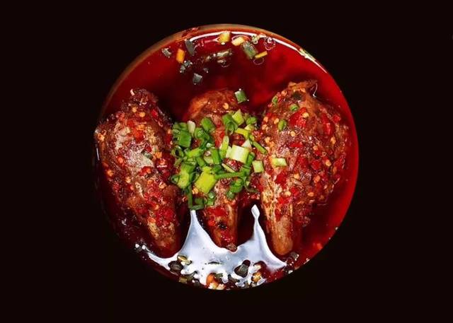 脑壳" 在成都话里有两种意思 一种是单纯的啃兔头, 另一种就是打啵啵