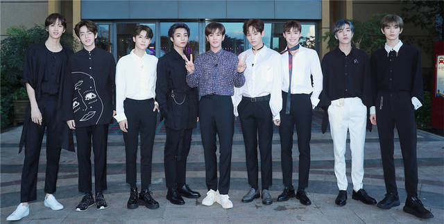 unine男团合体演出,李汶翰格纹衫优雅复古,管栎黑白配儒雅帅气_手机