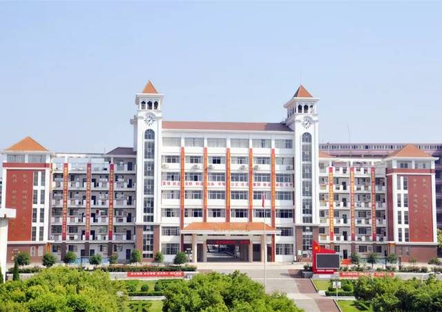 在社会各界的关心支持下,赣县中学(南校区)全校师生砥砺前行,奋发有为