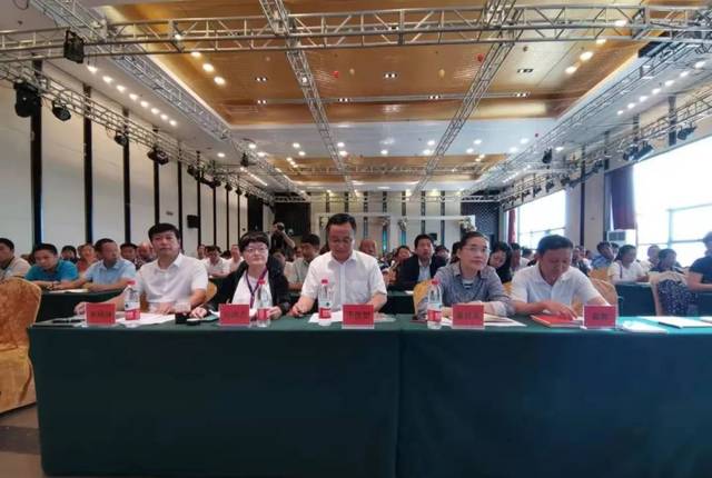 中国环境科学学会副秘书长刘鸿志和彭宾,围场县人民政府副县长宋砚林
