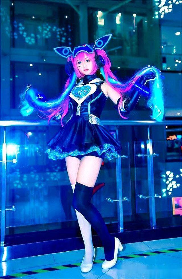 王者荣耀:妹子cos安琪拉,心灵骇客迷疯亚瑟,黑白丝袜打满分!