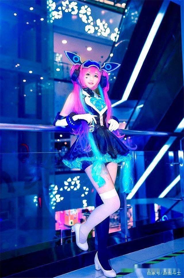 王者荣耀:妹子cos安琪拉,心灵骇客迷疯亚瑟,黑白丝袜打满分!