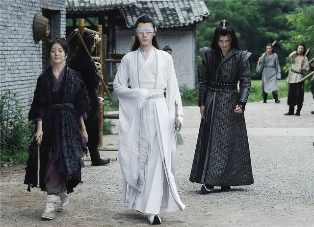 晓星尘薛洋剧外拍写真,穿同款风衣气质翩翩,内搭条纹