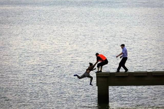 救人瞬间刷爆朋友圈|这一伸手就是生与死的距离