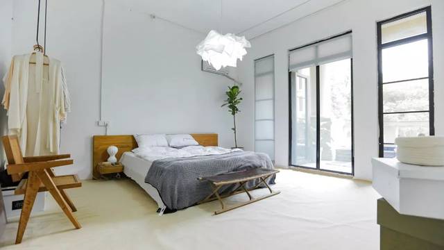 最牛租房族!安徽美女7500块在上海住300