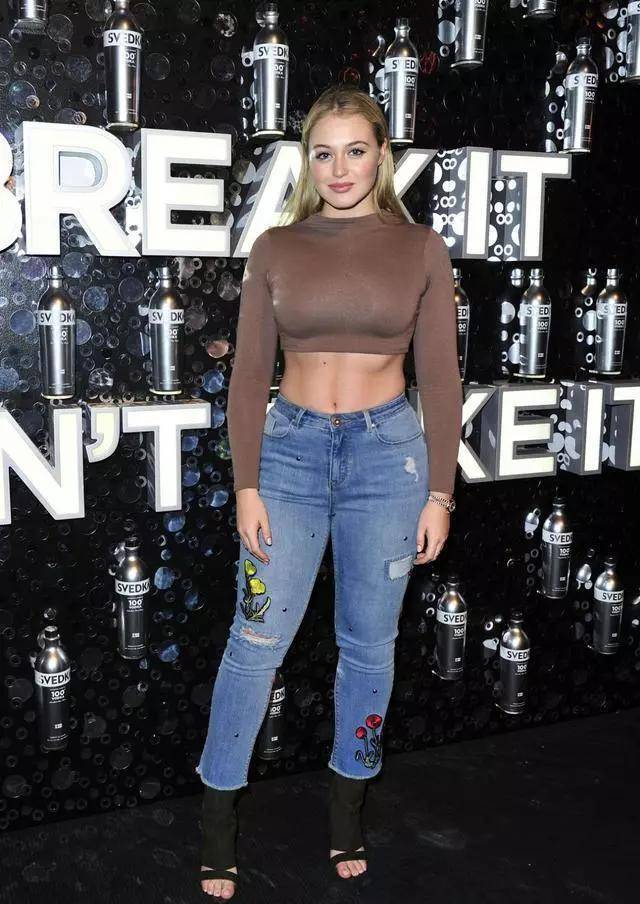 大码模特秀出风采丰腴不失性感网友肥而不腻秀色可餐