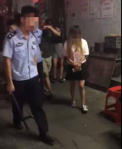 扫黄?炮台玉台城一群男女被民警从巷子里带上警车