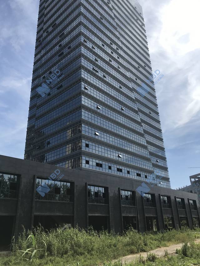 烂尾的天腾大厦 图片来源:每经记者 于垚峰 摄 2016年9月,华夏银行与