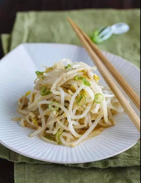 另外黄豆芽还可以 在家中自己种,方法和绿豆芽类似,几天就能长出一大