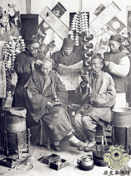 原创发廊的变迁老照片:图一是清朝理发店,图九是三个美女理发师