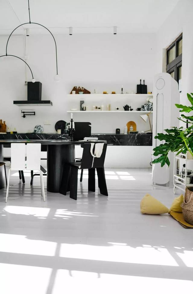 最牛租房族!安徽美女7500块在上海住300