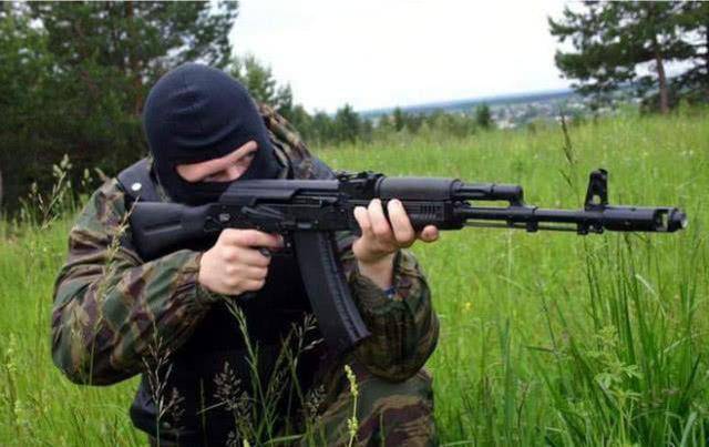 广告 看这把枪的样子就知道它一定跟ak47有一定的关联,没错,这就是ak