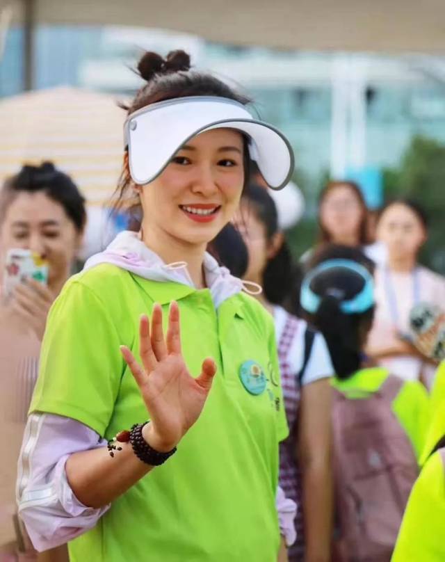 从搭配的松石蜜蜡隔珠来看,又像是星月菩提泛着老色