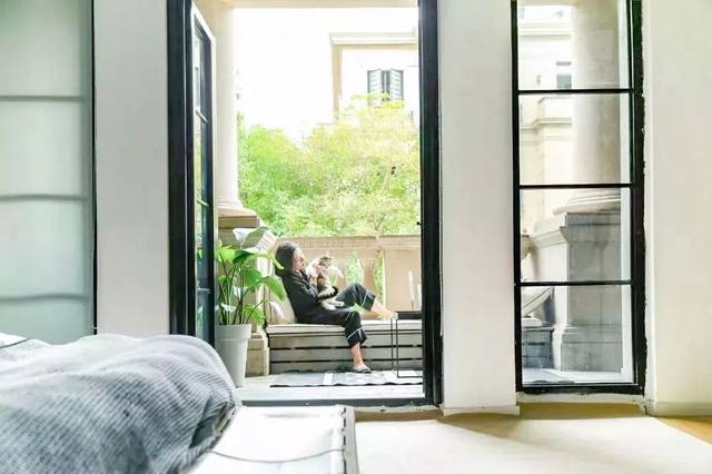 最牛租房族!安徽美女7500块在上海住300