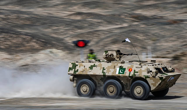 巴基斯坦参赛队驾驶92a轮式装甲车冲过比赛终点.