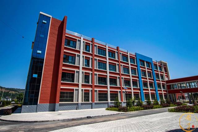 平凉市铁路小学即将投入使用!新校园环境高大上.