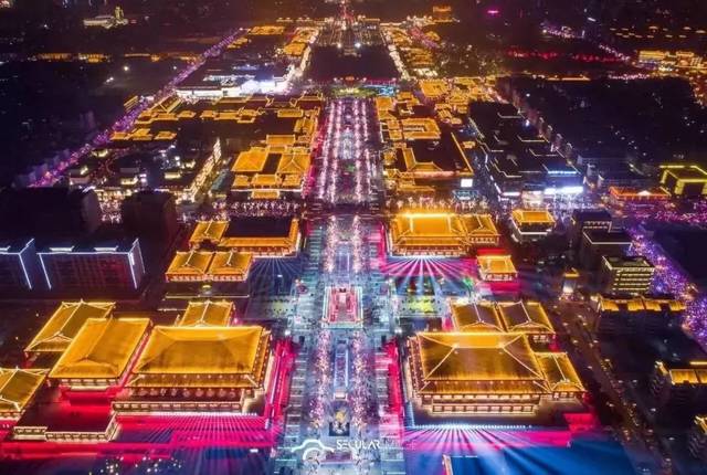 一面盛世繁华,一面青春洋溢