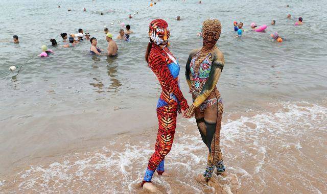 最新脸基尼产品亮相海滩,模特海水浴场引围观,被赞魔性