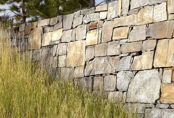 再运用线条, 色彩和光影等手段, 使石墙既自然, 又凸显艺术感