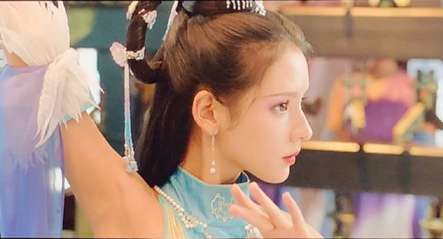 张予曦晒新电影《白鱼女》剧照,腰如细柳,演绎绝美白秋练