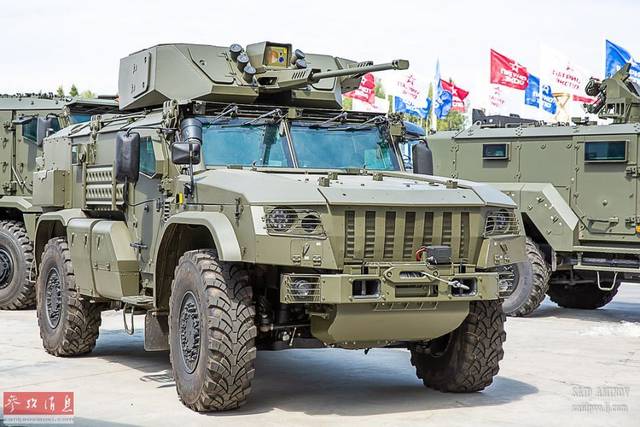 搭载有30毫米速射炮塔的"台风"4x4装甲车.