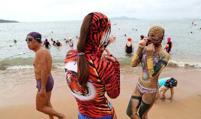 最新脸基尼产品亮相海滩,模特海水浴场引围观,被赞魔性