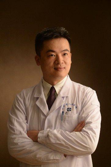 尹志强校友他是治病救人的医生,他是传道受业解惑的老师,他是喜欢"