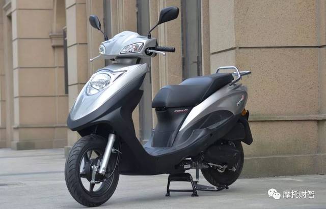 6998元,诚意满满,新大洲本田日常通勤实用的ns125d静态测评