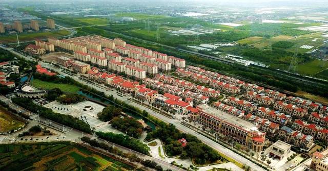 正在建设临港蓝湾友邻广场社区中心,临港蓝湾天地商业中心,奉贤东部