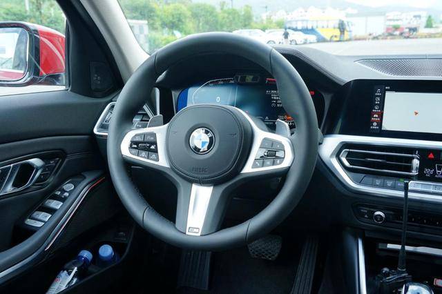 全新bmw 3系m运动曜夜版方向盘握感厚实