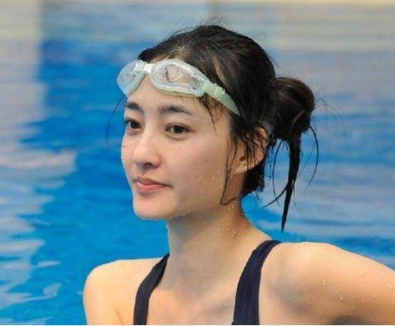 妲己娘娘王丽坤素颜现身机场,短裤太短露底兜