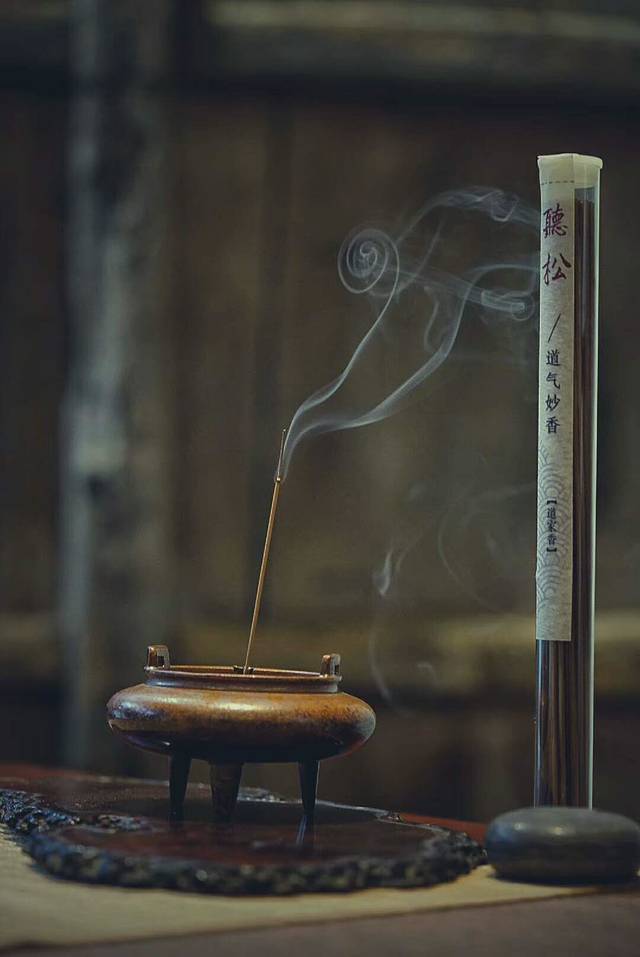 文人雅士不仅品香,很多还亲自编撰香谱,製作香料,设计