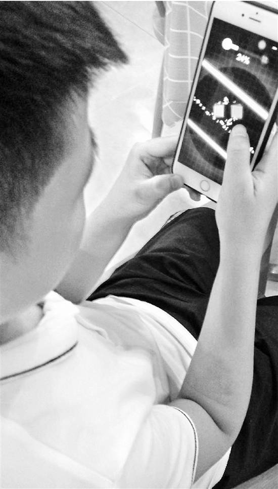 就为了玩两小时手机 初一男生签协议按手印_手机搜狐网