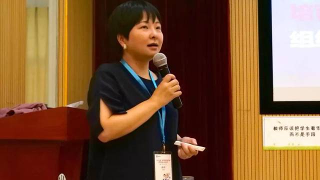 公益教育培训师徐莉老师给我们带来了教育专题分享——科学关乎本质
