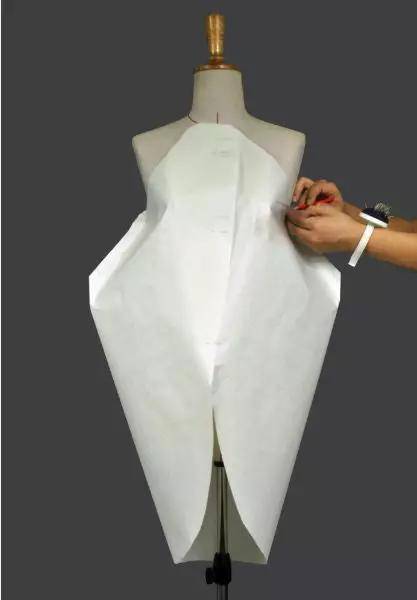 个人认为设计师精通纸样是十分占便宜的,跟纸样师沟通方便,有利于样衣