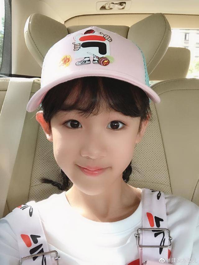 陆毅女儿晒自拍,11岁美少女的颜值,很多人羡慕不来