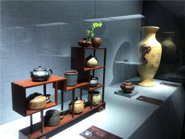 展览艺术家代表,国家级高级工艺美术师何震则表示:"我们十位青年陶艺